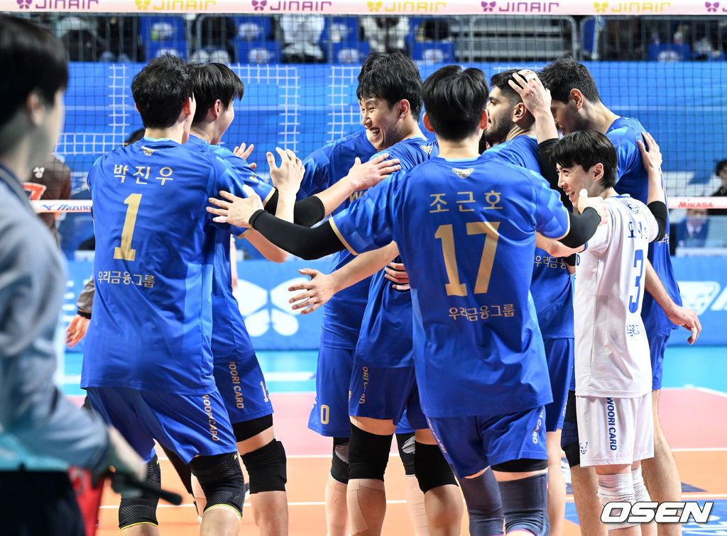 우리카드 '금빛 기운 받고 5연승 환호'