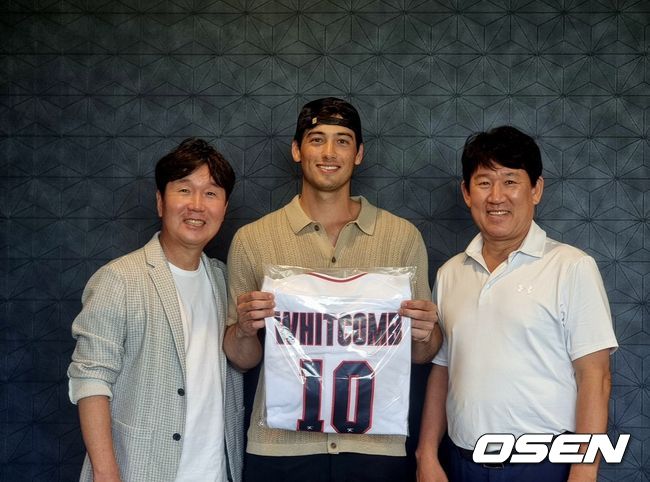 류지현 감독과 조계현 KBO 전력강화위원장이 2025년 9월 미국을 방문해 셰이 위트컴에게 이름을 마킹한 한국대표팀 유니폼을 선물하고 있다. / KBO 제공