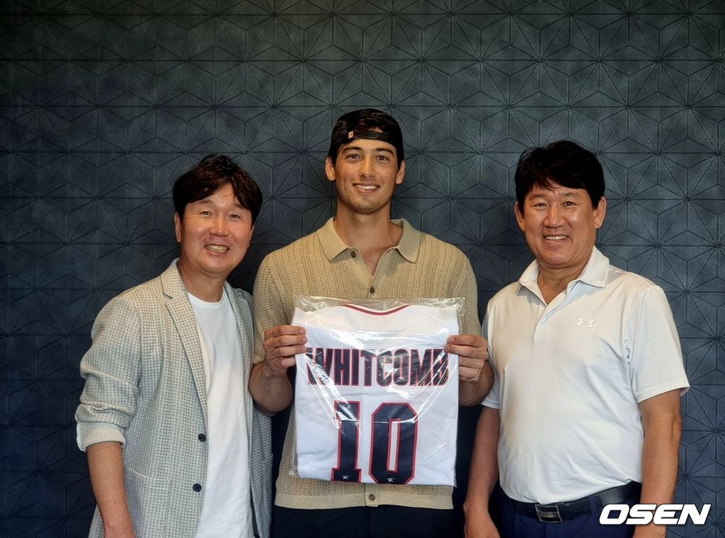 류지현 감독과 조계현 KBO 전력강화위원장이 2025년 9월 미국을 방문해 셰이 위트컴에게 이름을 마킹한 한국대표팀 유니폼을 선물하고 있다. / KBO 제공