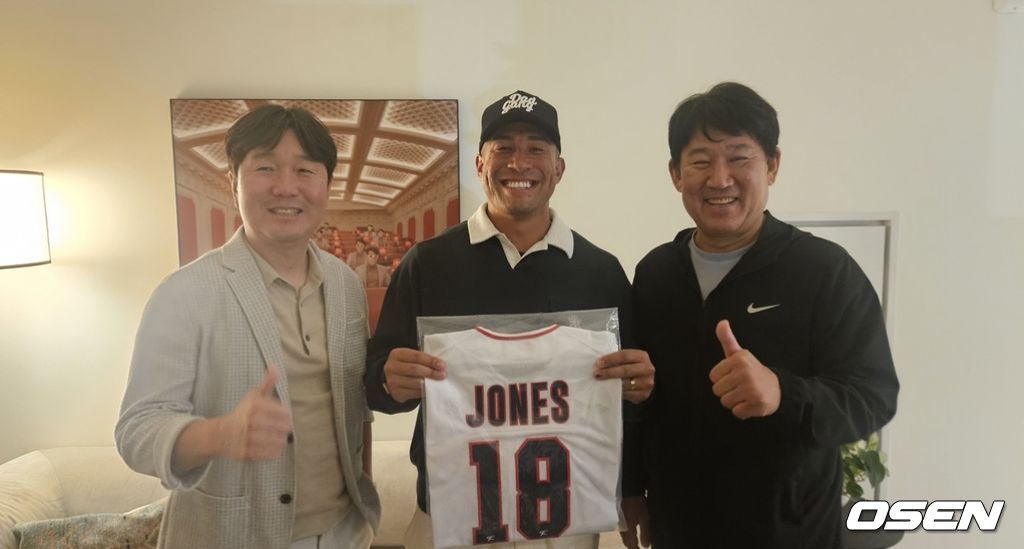 류지현 감독과 조계현 KBO 전력강화위원장이 2025년 9월 미국을 방문해 저마이 존스에게 이름을 마킹한 한국대표팀 유니폼을 선물하고 있다. / KBO 제공