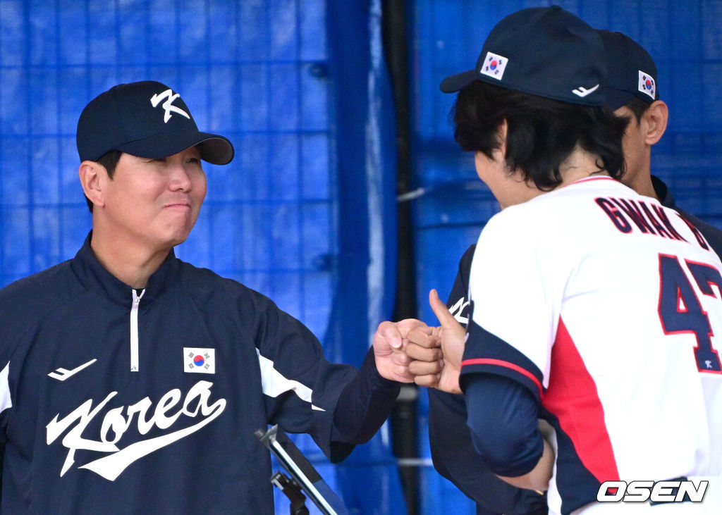 2026 WBC(월드베이스볼클래식)를 준비하는 대한민국 야구 대표팀이 27일 일본 오키나와 가데나 야구장에서 훈련을 펼쳤다.야구 대표팀은 KT와 오키나와에서의 마지막 연습경기를 가지려 했으나 우천으로 취소돼 훈련만 진행했다.대표팀 곽빈이 불펜 피칭을 마친 뒤 류지현 감독과 인사를 나누고 있다. 2026.02.27 / dreamer@osen.co.kr