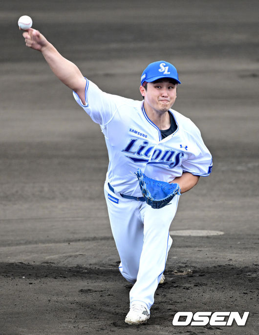 [OSEN=오키나와(일본), 최규한 기자] 2026 WBC(월드베이스볼클래식)를 준비하는 대한민국 야구 대표팀이 20일 오후 일본 오키나와 온나손 아카마 구장에서 프로야구 삼성 라이온즈와 연습경기를 펼쳤다. 야구 대표팀은 오키나와에서 국내 팀들과 6차례 연습경기를 치르며 전력을 끌어올릴 예정이다.1회초 삼성 선발 최원태가 힘차게 공을 뿌리고 있다. 2026.02.20 / dreamer@osen.co.kr