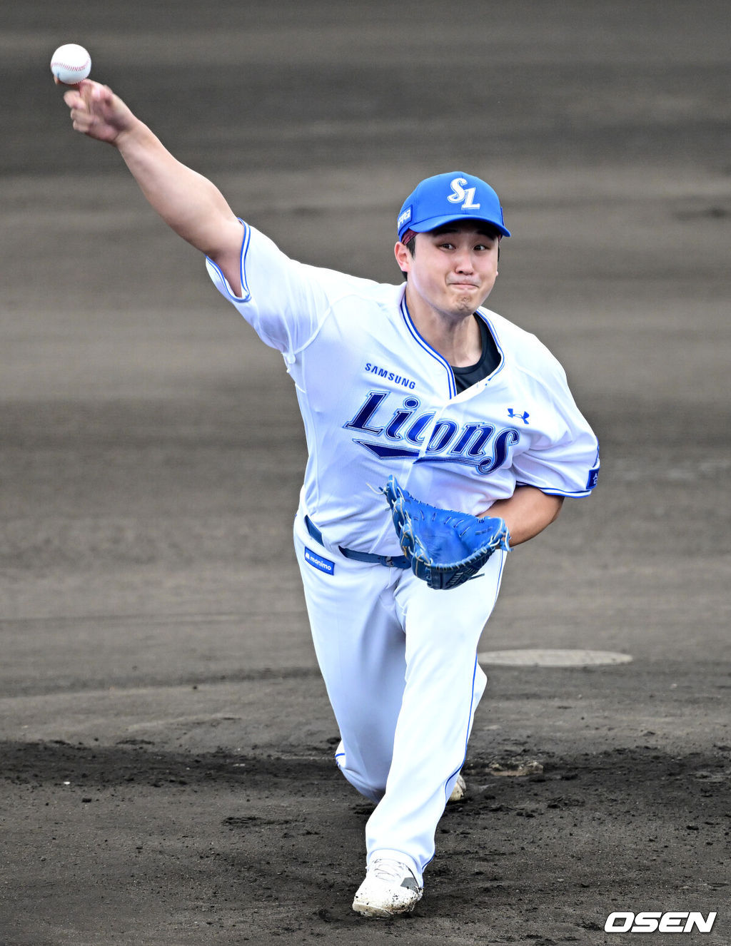 2026 WBC(월드베이스볼클래식)를 준비하는 대한민국 야구 대표팀이 20일 오후 일본 오키나와 온나손 아카마 구장에서 프로야구 삼성 라이온즈와 연습경기를 펼쳤다. 야구 대표팀은 오키나와에서 국내 팀들과 6차례 연습경기를 치르며 전력을 끌어올릴 예정이다.1회초 삼성 선발 최원태가 힘차게 공을 뿌리고 있다. 2026.02.20 / dreamer@osen.co.kr