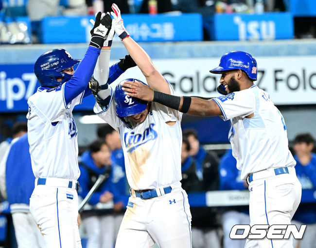 [OSEN=대구, 최규한 기자] 22일 대구 삼성라이온즈파크에서 ‘2025 신한 SOL Bank KBO리그’ 포스트시즌 플레이오프 4차전 삼성 라이온즈와 한화 이글스의 경기가 열렸다.삼성은 원태인, 한화는 정우주를 선발로 내세웠다.7회말 1사 1, 2루 상황 삼성 김영웅이 역전 우월 스리런포를 날리고 홈을 밟은 뒤 구자욱-디아즈와 기뻐하고 있다. 2025.10.22 / dreamer@osen.co.kr