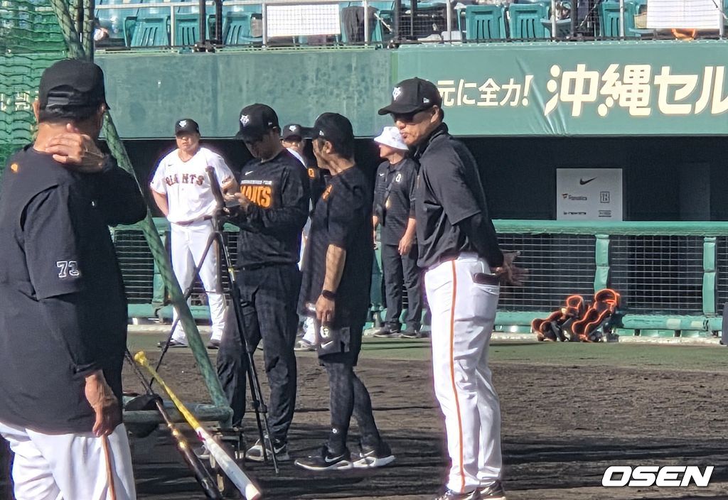  프로야구 삼성 라이온즈가 28일 일본 오키나와 나하 셀룰러 스타디움에서 일본프로야구 요미우리 자이언츠와 연습경기를  갖는다. 이승엽 요미우리 타격코치가 선수들의 배팅 훈련을 지켜보고 있다./orange@osen.co.kr 
