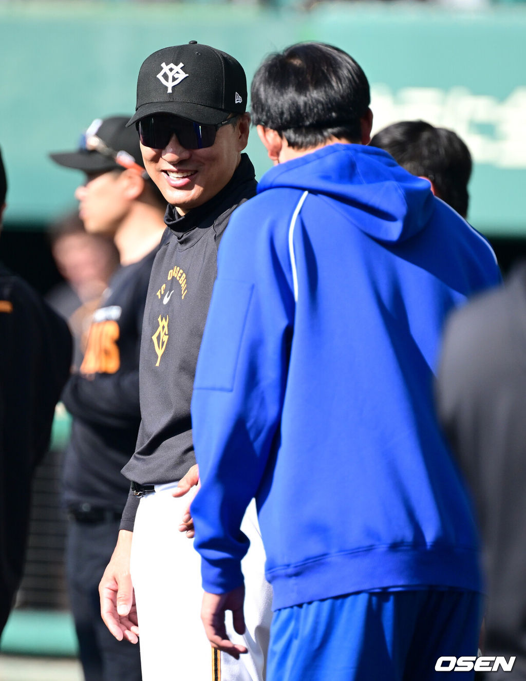 프로야구 삼성 라이온즈가 28일 일본 오키나와 나하 셀룰러 스타디움에서 일본프로야구 요미우리 자이언츠와 연습경기를 펼쳤다.삼성은 요미우리를 상대로 최원태를 선발로 내세운다.이승엽 요미우리 타격코치가 삼성 임기영과 인사를 나누고 있다. 2026.02.28 / dreamer@osen.co.kr