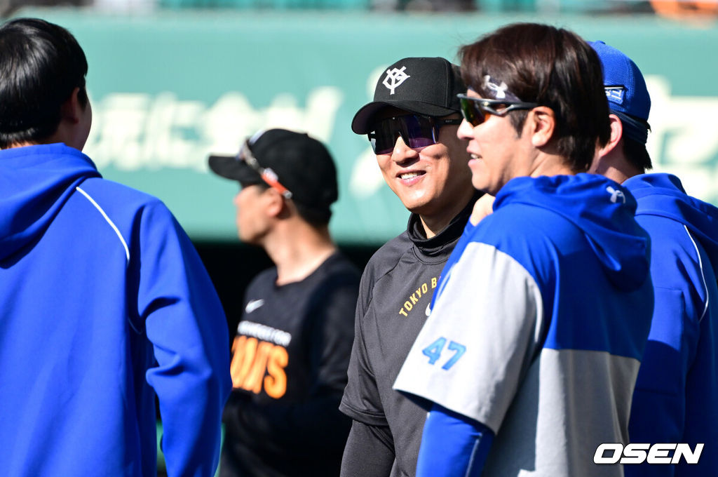 프로야구 삼성 라이온즈가 28일 일본 오키나와 나하 셀룰러 스타디움에서 일본프로야구 요미우리 자이언츠와 연습경기를 펼쳤다.삼성은 요미우리를 상대로 최원태를 선발로 내세운다.이승엽 요미우리 타격코치가 삼성 강민호, 임기영과, 장승현과 인사를 나누고 있다. 2026.02.28 / dreamer@osen.co.kr