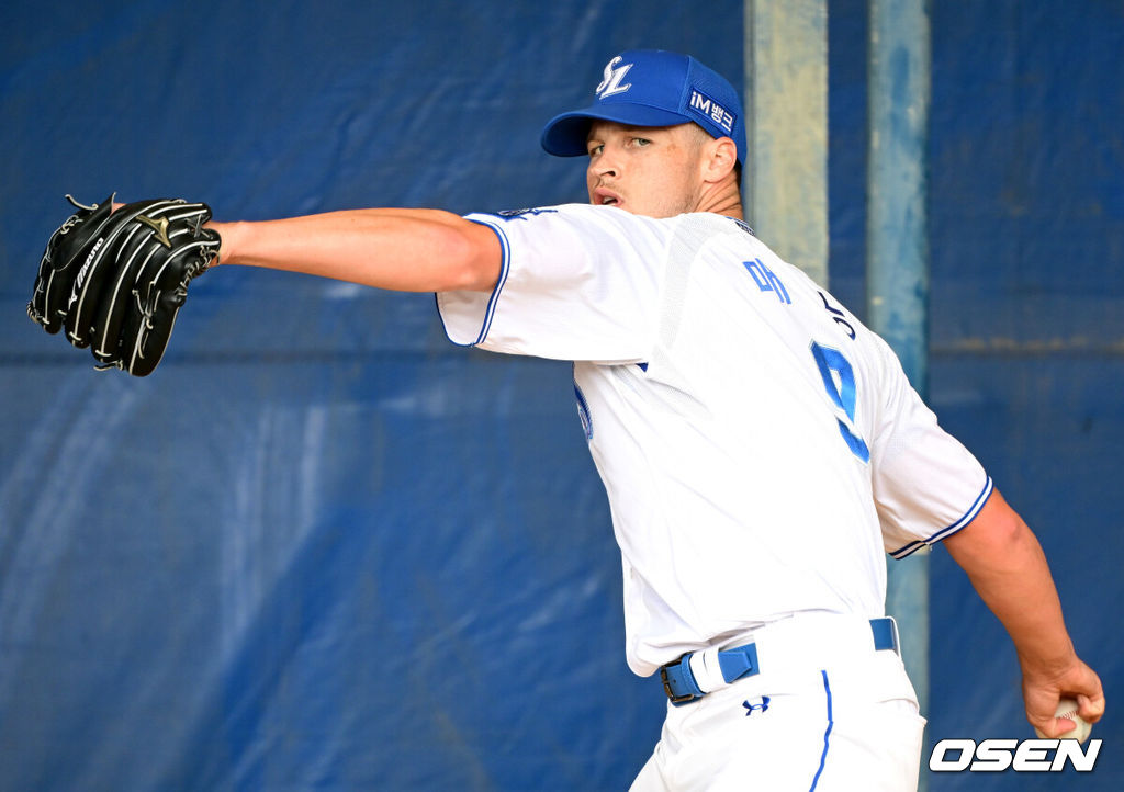 프로야구 삼성 라이온즈가 20일 일본 오키나와 온나손 아카마구장에서 스프링 캠프를 차리고 구슬땀을 흘렸다.삼성은 이번 2차 캠프에서 훈련 뿐 아니라 WBC 대표팀, 국내 팀들과 연습경기도 펼칠 계획이다.삼성 새 외국인투수 맷 매닝이 불펜 투구를 펼치고 있다. 2026.02.20 / dreamer@osen.co.kr