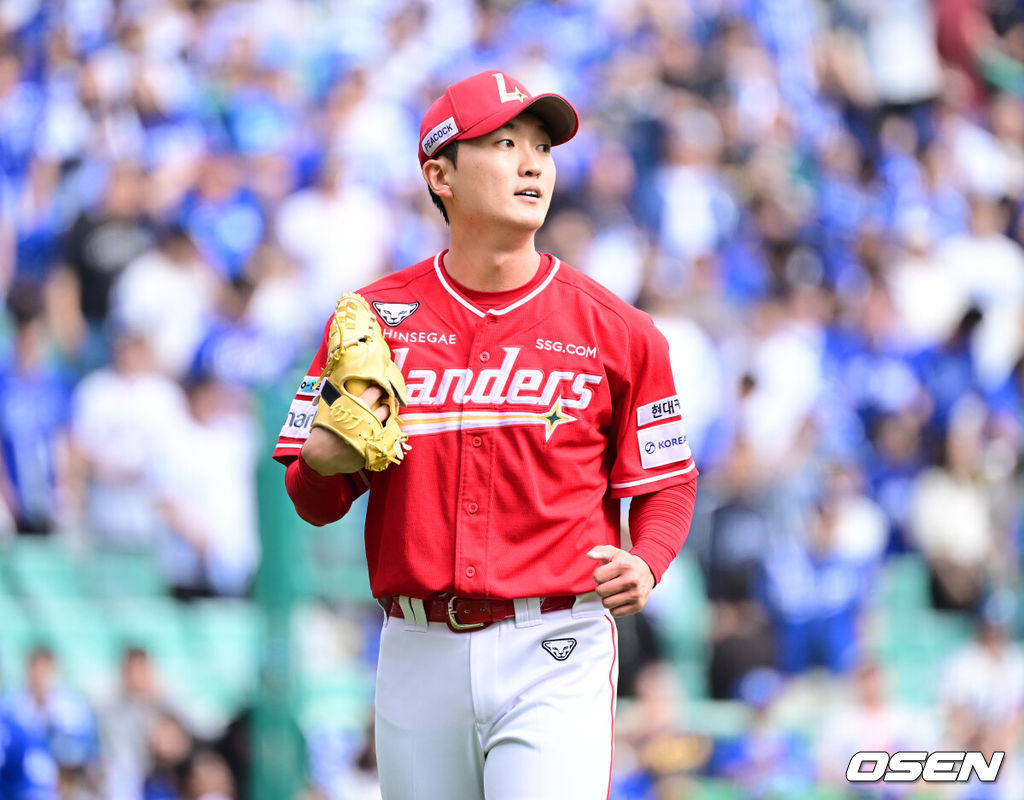 11일 인천 SSG랜더스필드에서 ‘2025 신한 SOL뱅크 KBO리그’ 준플레이오프(5전 3선승제) 2차전 SSG 랜더스와 삼성 라이온즈의 경기가 열렸다.SSG는 김건우, 삼성은 헤르손 가라비토를 선발 투수로 내세웠다.2회초 삼성 공격을 삼자범퇴로 막아낸 SSG 선발 김건우가 더그아웃으로 향하고 있다. 포스트시즌 선발 6타자 연속 삼진 신기록. 2025.10.11 / dreamer@osen.co.kr