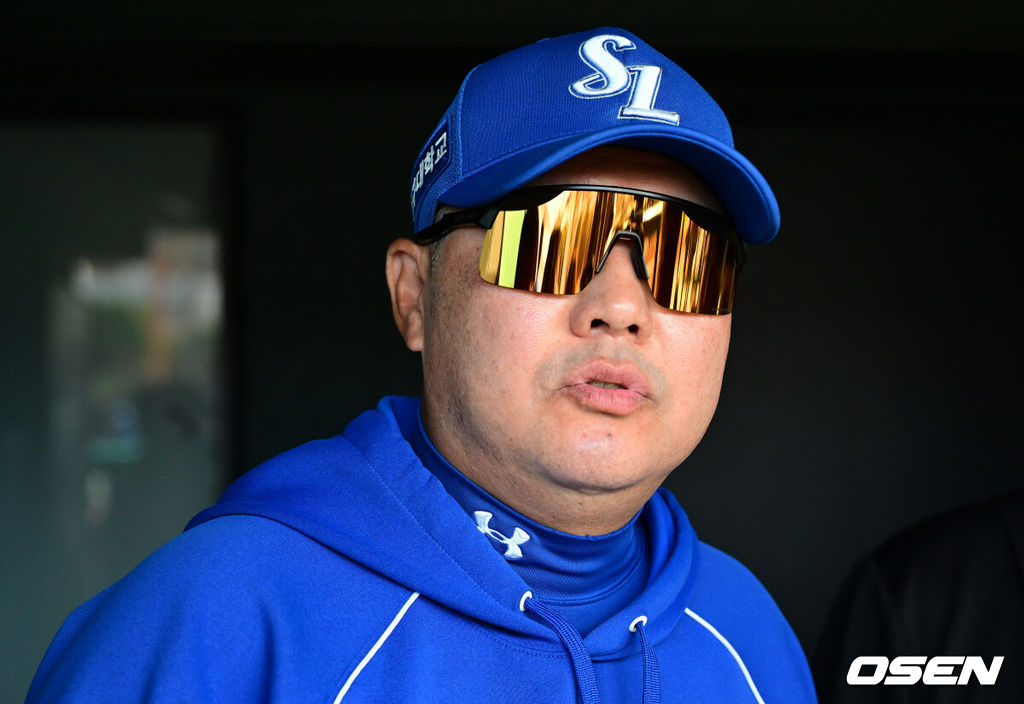 프로야구 삼성 라이온즈가 28일 일본 오키나와 나하 셀룰러 스타디움에서 일본프로야구 요미우리 자이언츠와 연습경기를 펼쳤다.삼성은 요미우리를 상대로 최원태를 선발로 내세운다.삼성 박진만 감독이 취재진과 인터뷰를 하고 있다. 2026.02.28 / dreamer@osen.co.kr