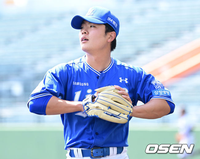 [OSEN=오키나와(일본), 최규한 기자] 프로야구 삼성 라이온즈가 28일 일본 오키나와 나하 셀룰러 스타디움에서 일본프로야구 요미우리 자이언츠와 연습경기를 펼쳤다.삼성은 요미우리를 상대로 최원태를 선발로 내세운다.4회말 요미우리 공격을 삼자범퇴로 막아낸 삼성 투수 이승민이 더그아웃으로 향하고 있다. 2026.02.28 / dreamer@osen.co.kr