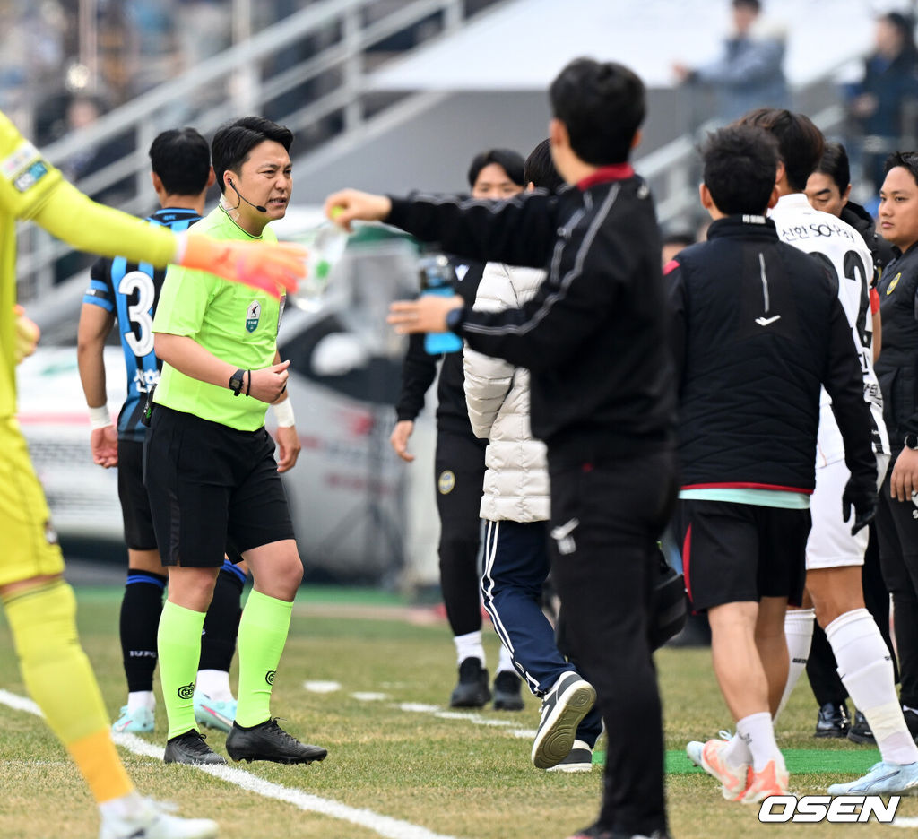 28일 오후 인천축구전용경기장에서 '하나은행 K리그1 2026' 인천유나이티드와 FC서울의 경기가 열렸다.이번 시즌 리그 공식 개막전인 이번 맞대결은 예매 시작과 동시에 매진을 앞두며 팬들의 폭발적인 관심을 증명했다. 경기에 앞서 이동준 주심이 부상으로 교체되고 있다. 2026.02.28 /sunday@osen.co.kr