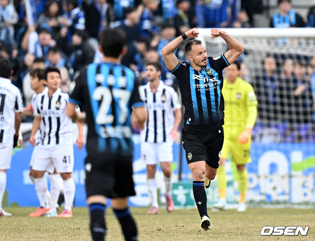 28일 오후 인천축구전용경기장에서 '하나은행 K리그1 2026' 인천유나이티드와 FC서울의 경기가 열렸다.이번 시즌 리그 공식 개막전인 이번 맞대결은 예매 시작과 동시에 매진을 앞두며 팬들의 폭발적인 관심을 증명했다.후반 인천 유나이티드 무고사가 패널티킥을 성공시키고 환호하고 있다. 2026.02.28 /sunday@osen.co.kr