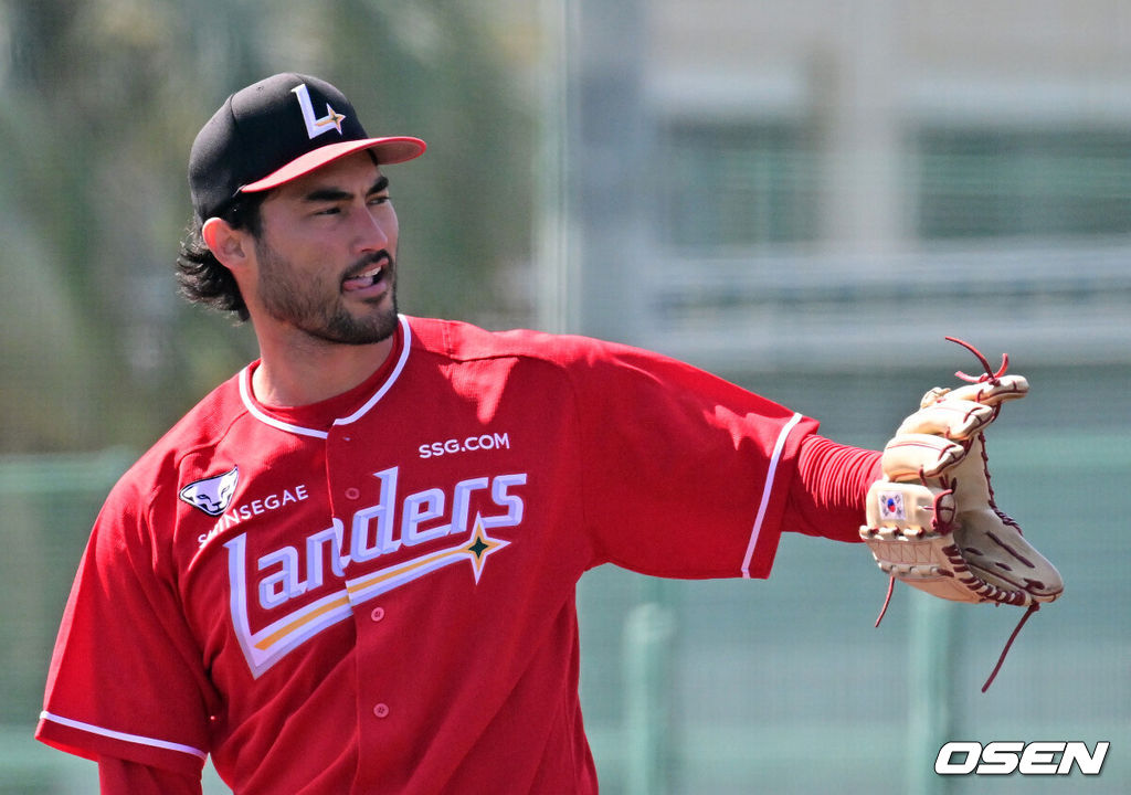 28일 일본 미야자키현 오쿠라가하마소호 구장에서 SSG 랜더스와 일본프로야구 라쿠텐 골든이글스 2군과의 연습경기가 열렸다.SSG는 일본 미야자키 스프링캠프에서 연습경기 1패를 기록 중이다. 지난 25일 소프트뱅크 호크스 2군 상대로 1.5군급 선수들이 출격한 가운데 1-9로 패했다. 1회말 SSG 화이트가 역투하고 있다. 2026.02.28 /jpnews@osen.co.kr