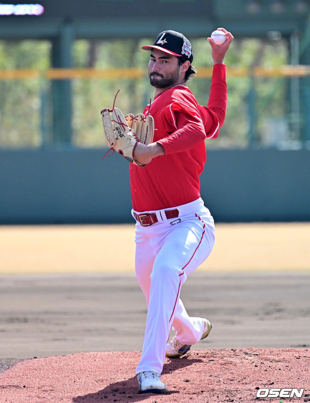 28일 일본 미야자키현 오쿠라가하마소호 구장에서 SSG 랜더스와 일본프로야구 라쿠텐 골든이글스 2군과의 연습경기가 열렸다.SSG는 일본 미야자키 스프링캠프에서 연습경기 1패를 기록 중이다. 지난 25일 소프트뱅크 호크스 2군 상대로 1.5군급 선수들이 출격한 가운데 1-9로 패했다. 1회말 SSG 화이트가 역투하고 있다. 2026.02.28 /jpnews@osen.co.kr