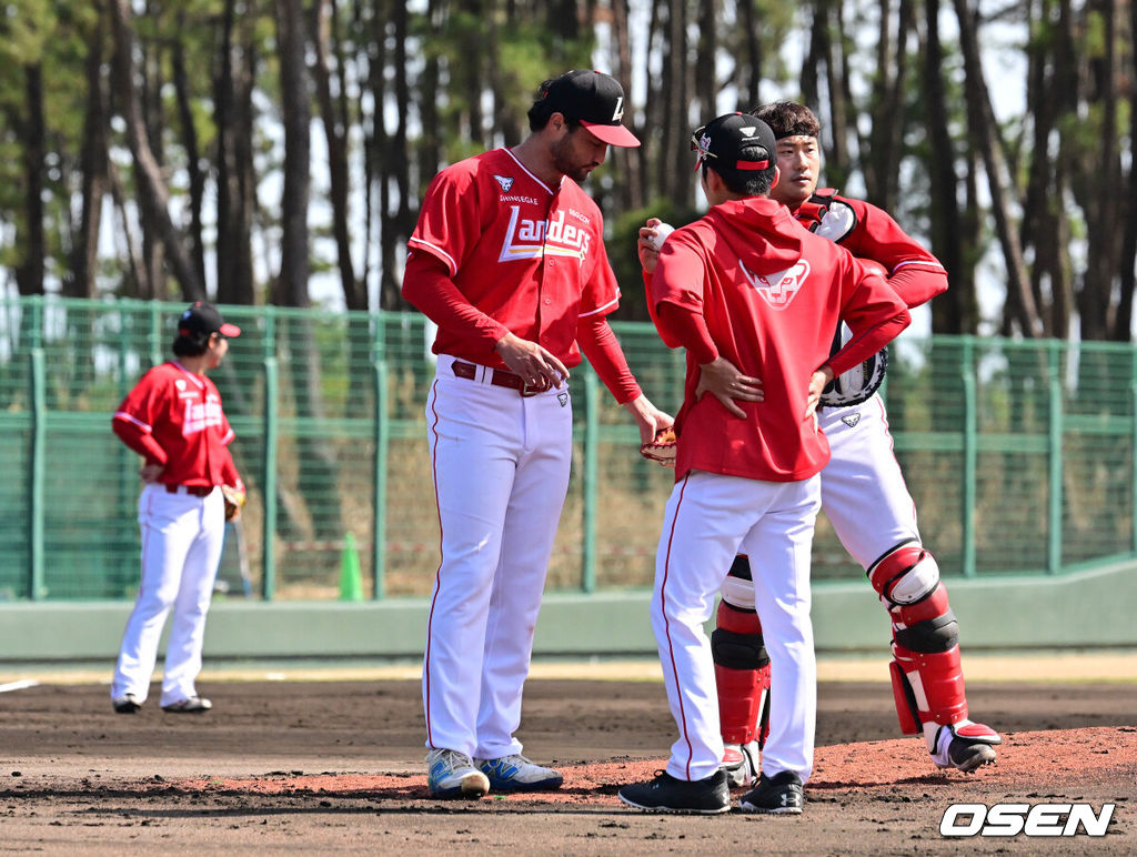 28일 일본 미야자키현 오쿠라가하마소호 구장에서 SSG 랜더스와 일본프로야구 라쿠텐 골든이글스 2군과의 연습경기가 열렸다.SSG는 일본 미야자키 스프링캠프에서 연습경기 1패를 기록 중이다. 지난 25일 소프트뱅크 호크스 2군 상대로 1.5군급 선수들이 출격한 가운데 1-9로 패했다. 2회초 무사 만루에서 SSG 화이트가 교체되고 있다. 2026.02.28 /jpnews@osen.co.kr