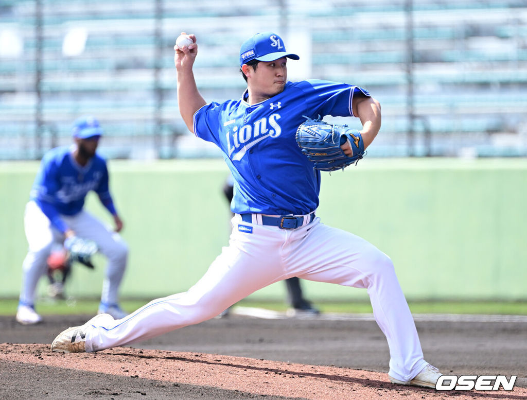 프로야구 삼성 라이온즈가 28일 일본 오키나와 나하 셀룰러 스타디움에서 일본프로야구 요미우리 자이언츠와 연습경기를 펼쳤다.삼성은 요미우리를 상대로 최원태를 선발로 내세운다.1회말 삼성 선발 최원태가 힘차게 공을 뿌리고 있다. 2026.02.28 / dreamer@osen.co.kr