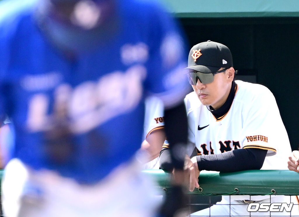 프로야구 삼성 라이온즈가 28일 일본 오키나와 나하 셀룰러 스타디움에서 일본프로야구 요미우리 자이언츠와 연습경기를 펼쳤다.삼성은 요미우리를 상대로 최원태를 선발로 내세웠다.요미우리 이승엽 코치가 더그아웃에서 경기를 주시하고 있다. 2026.02.28 / dreamer@osen.co.kr