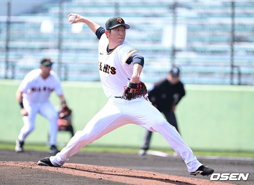프로야구 삼성 라이온즈가 28일 일본 오키나와 나하 셀룰러 스타디움에서 일본프로야구 요미우리 자이언츠와 연습경기를 펼쳤다.삼성은 요미우리를 상대로 최원태를 선발로 내세운다.1회초 요미우리 선발 토고 쇼세이가 힘차게 공을 뿌리고 있다. 2026.02.28 / dreamer@osen.co.kr
