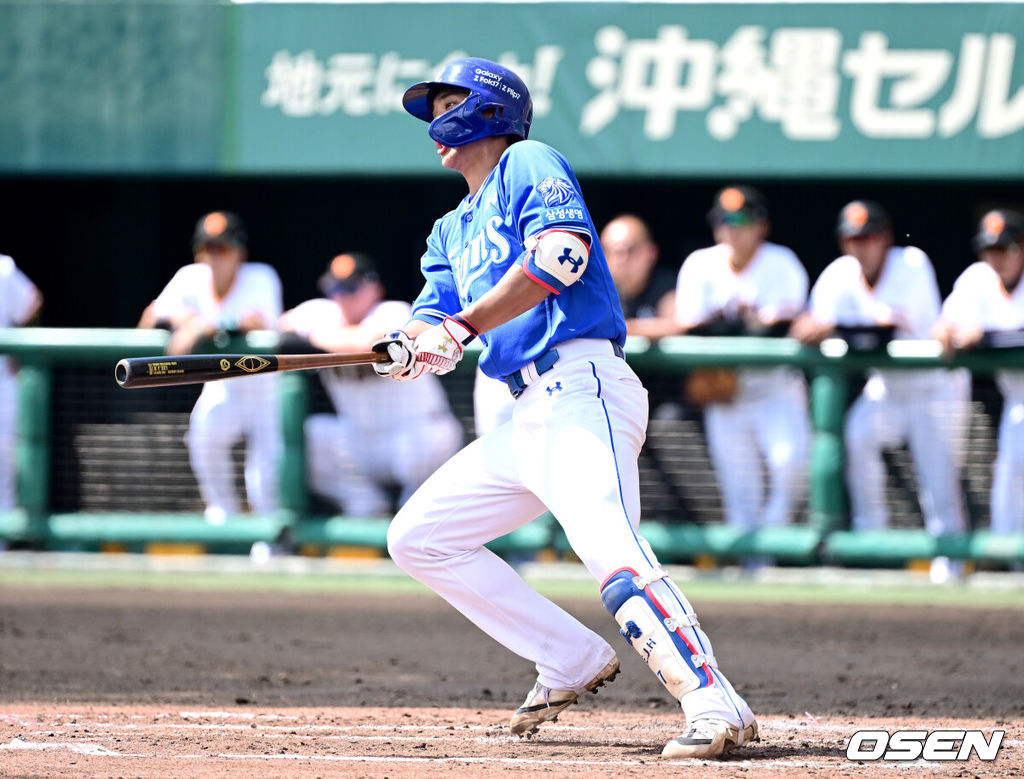 프로야구 삼성 라이온즈가 28일 일본 오키나와 나하 셀룰러 스타디움에서 일본프로야구 요미우리 자이언츠와 연습경기를 펼쳤다.삼성은 요미우리를 상대로 최원태를 선발로 내세운다.3회초 2사 주자없는 상황 삼성 이재현이 안타를 날리고 있다. 2026.02.28 / dreamer@osen.co.kr