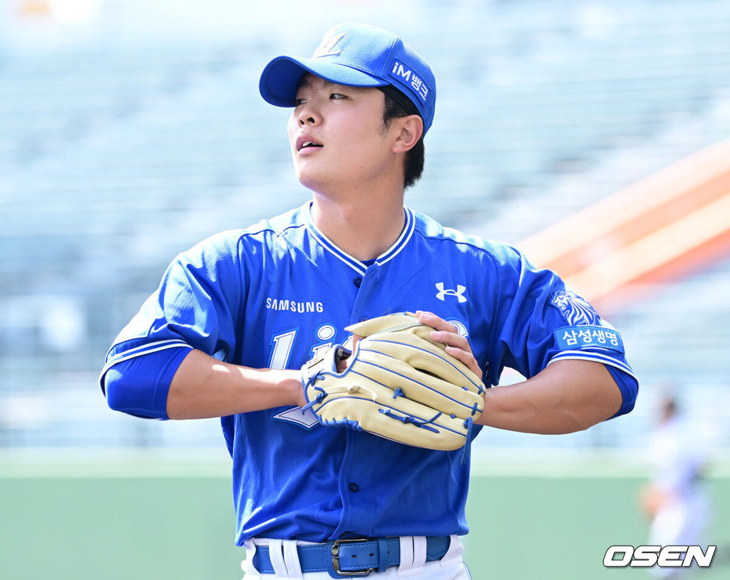 프로야구 삼성 라이온즈가 28일 일본 오키나와 나하 셀룰러 스타디움에서 일본프로야구 요미우리 자이언츠와 연습경기를 펼쳤다.삼성은 요미우리를 상대로 최원태를 선발로 내세운다.4회말 요미우리 공격을 삼자범퇴로 막아낸 삼성 투수 이승민이 더그아웃으로 향하고 있다. 2026.02.28 / dreamer@osen.co.kr