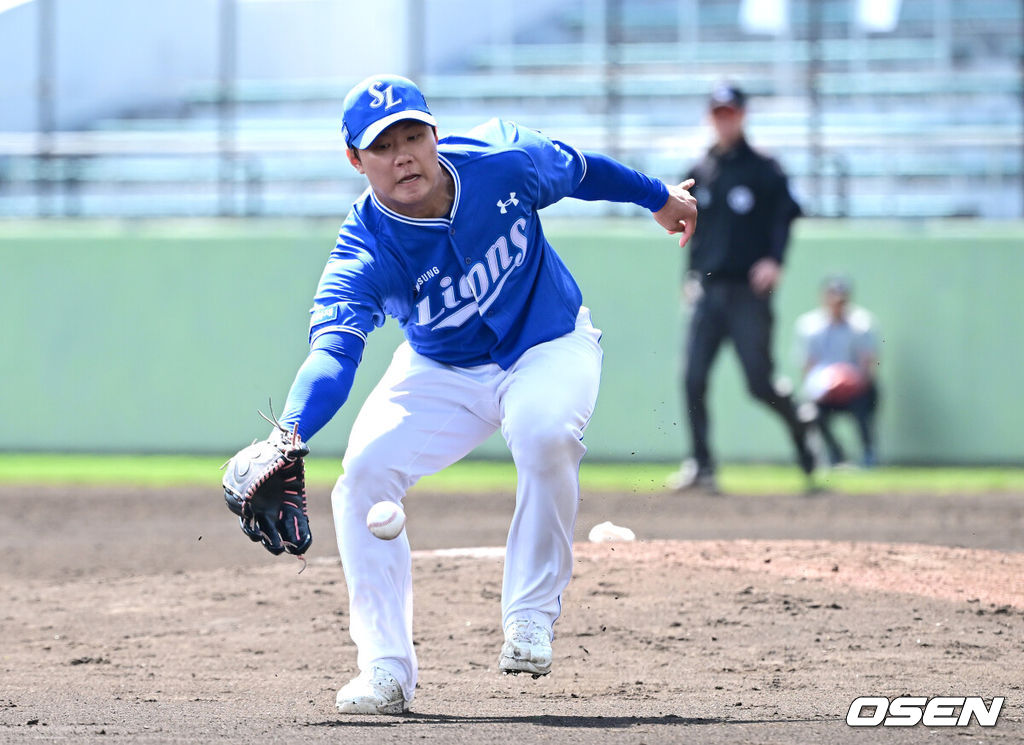 프로야구 삼성 라이온즈가 28일 일본 오키나와 나하 셀룰러 스타디움에서 일본프로야구 요미우리 자이언츠와 연습경기를 펼쳤다.삼성은 요미우리를 상대로 최원태를 선발로 내세운다.5회말 무사 때 삼성 배찬승이 내야 땅볼 타구를 쫓고 있다. 2026.02.28 / dreamer@osen.co.kr