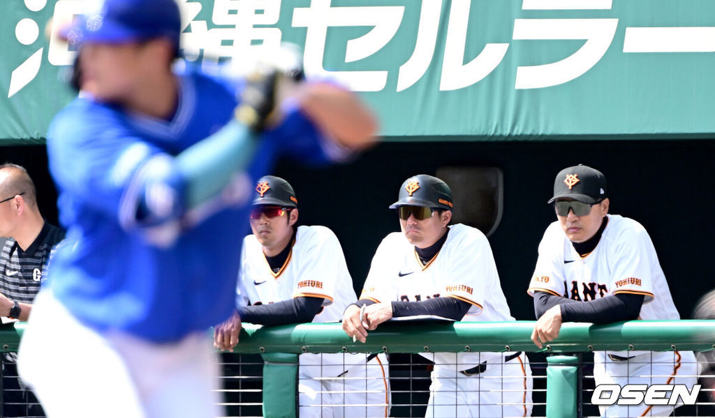 프로야구 삼성 라이온즈가 28일 일본 오키나와 나하 셀룰러 스타디움에서 일본프로야구 요미우리 자이언츠와 연습경기를 펼쳤다.삼성은 요미우리를 상대로 최원태를 선발로 내세운다.요미우리 이승엽 타격코치가 그라운드를 주시하고 있다. 2026.02.28 / dreamer@osen.co.kr