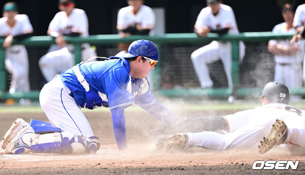 프로야구 삼성 라이온즈가 28일 일본 오키나와 나하 셀룰러 스타디움에서 일본프로야구 요미우리 자이언츠와 연습경기를 펼쳤다.삼성은 요미우리를 상대로 최원태를 선발로 내세웠다.7회말 1사 2, 3루 상황 삼성 포수 장승현이 홈 쇄도 주자를 태그로 잡아내고 있다. 2026.02.28 / dreamer@osen.co.kr