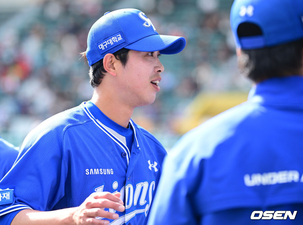 프로야구 삼성 라이온즈가 28일 일본 오키나와 나하 셀룰러 스타디움에서 일본프로야구 요미우리 자이언츠와 연습경기를 펼쳤다.삼성은 요미우리를 상대로 최원태를 선발로 내세웠다.8회말 요미우리 공격을 무실점으로 막아낸 삼성 투수 임기영이 더그아웃으로 향하고 있다. 2026.02.28 / dreamer@osen.co.kr