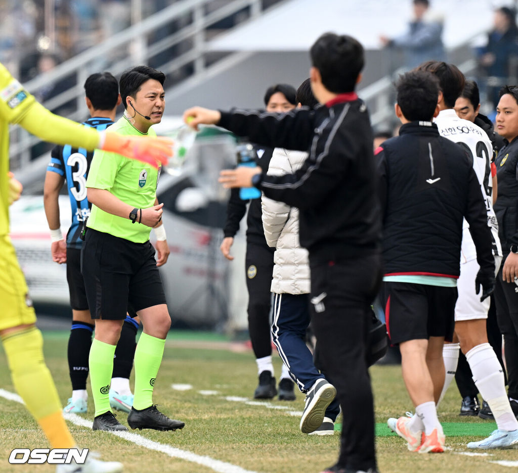 28일 오후 인천축구전용경기장에서 '하나은행 K리그1 2026' 인천유나이티드와 FC서울의 경기가 열렸다.이번 시즌 리그 공식 개막전인 이번 맞대결은 예매 시작과 동시에 매진을 앞두며 팬들의 폭발적인 관심을 증명했다. 경기에 앞서 이동준 주심이 부상으로 교체되고 있다. 2026.02.28 /sunday@osen.co.kr