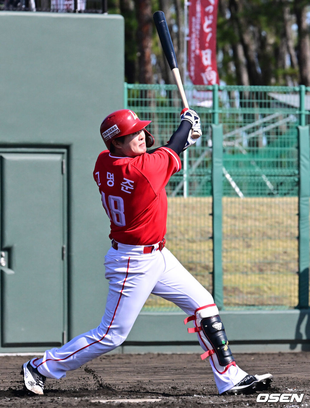 28일 일본 미야자키현 오쿠라가하마소호 구장에서 SSG 랜더스와 일본프로야구 라쿠텐 골든이글스 2군과의 연습경기가 열렸다.SSG는 일본 미야자키 스프링캠프에서 연습경기 1패를 기록 중이다. 지난 25일 소프트뱅크 호크스 2군 상대로 1.5군급 선수들이 출격한 가운데 1-9로 패했다. 4회초 SSG 고명준이 역전 적시타를 날리고 있다. 2026.02.28 /jpnews@osen.co.kr