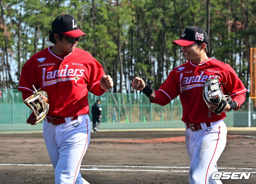 28일 일본 미야자키현 오쿠라가하마소호 구장에서 SSG 랜더스와 일본프로야구 라쿠텐 골든이글스 2군과의 연습경기가 열렸다.SSG는 일본 미야자키 스프링캠프에서 연습경기 1패를 기록 중이다. 지난 25일 소프트뱅크 호크스 2군 상대로 1.5군급 선수들이 출격한 가운데 1-9로 패했다. 4회말 수비를 마친 SSG 최정, 정준재가 주먹을 맞대고 있다. 2026.02.28 /jpnews@osen.co.kr