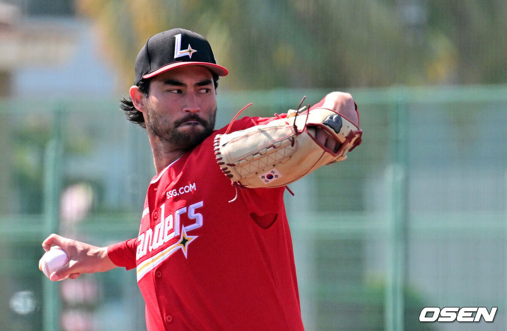 28일 일본 미야자키현 오쿠라가하마소호 구장에서 SSG 랜더스와 일본프로야구 라쿠텐 골든이글스 2군과의 연습경기가 열렸다.SSG는 일본 미야자키 스프링캠프에서 연습경기 1패를 기록 중이다. 지난 25일 소프트뱅크 호크스 2군 상대로 1.5군급 선수들이 출격한 가운데 1-9로 패했다. 1회말 SSG 화이트가 역투하고 있다. 2026.02.28 /jpnews@osen.co.kr