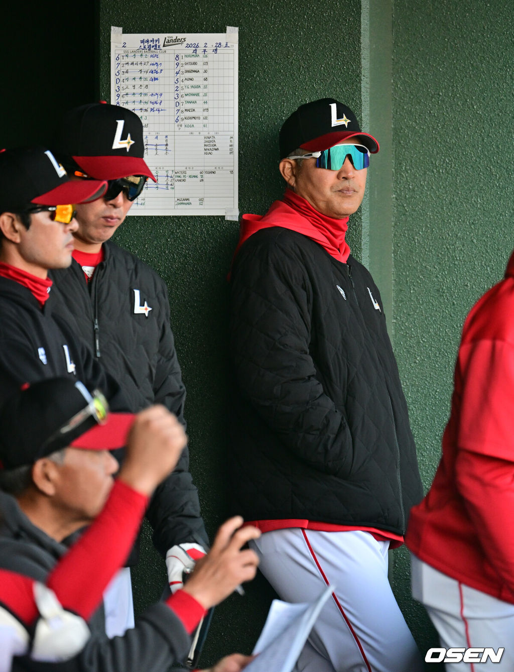 28일 일본 미야자키현 오쿠라가하마소호 구장에서 SSG 랜더스와 일본프로야구 라쿠텐 골든이글스 2군과의 연습경기가 열렸다.SSG는 일본 미야자키 스프링캠프에서 연습경기 1패를 기록 중이다. 지난 25일 소프트뱅크 호크스 2군 상대로 1.5군급 선수들이 출격한 가운데 1-9로 패했다. SSG 이숭용 감독이 경기를 지켜보고 있다. 2026.02.28 /jpnews@osen.co.kr