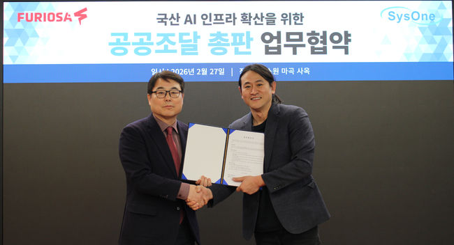 시스원 김영주 대표(왼쪽)와 퓨리오사AI 백준호 대표가 협정식을 열고 있다. 