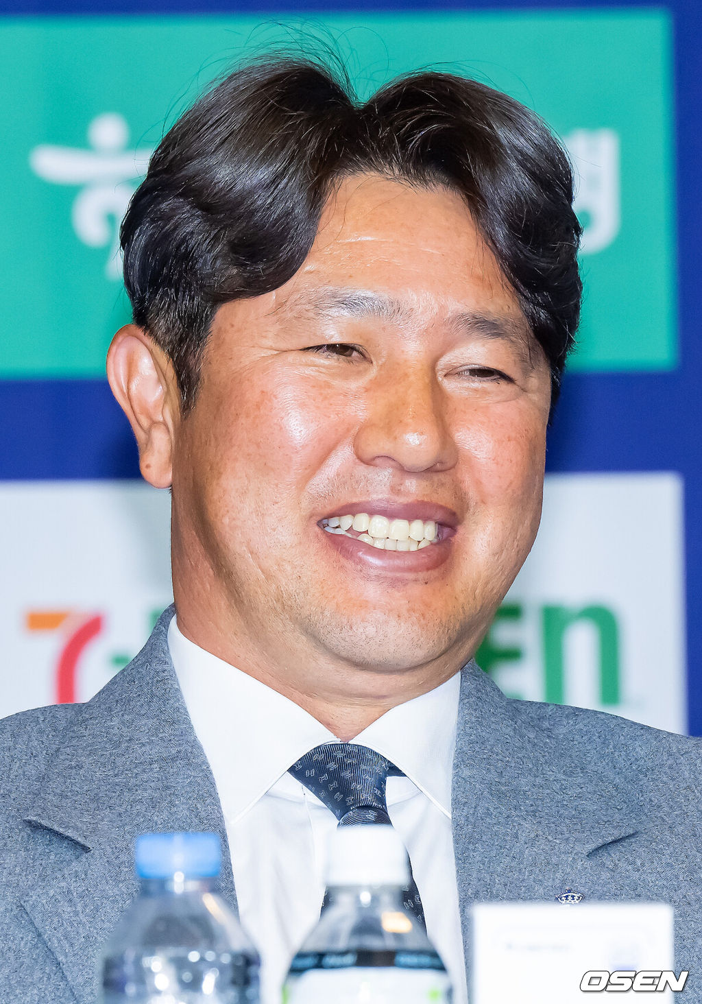 25일 서울 서대문구 스위스그랜드 호텔 컨벤션센터에서 하나은행 K리그 2026 개막 미디어데이(2부 K리그2)가 진행됐다.프로축구 K리그 29개 구단이 새 시즌 개막을 앞두고 저마다 당찬 출사표를 던졌다. 서울E 김도균 감독이 미소 짓고 있다. 2026.02.25 / soul1014@osen.co.kr