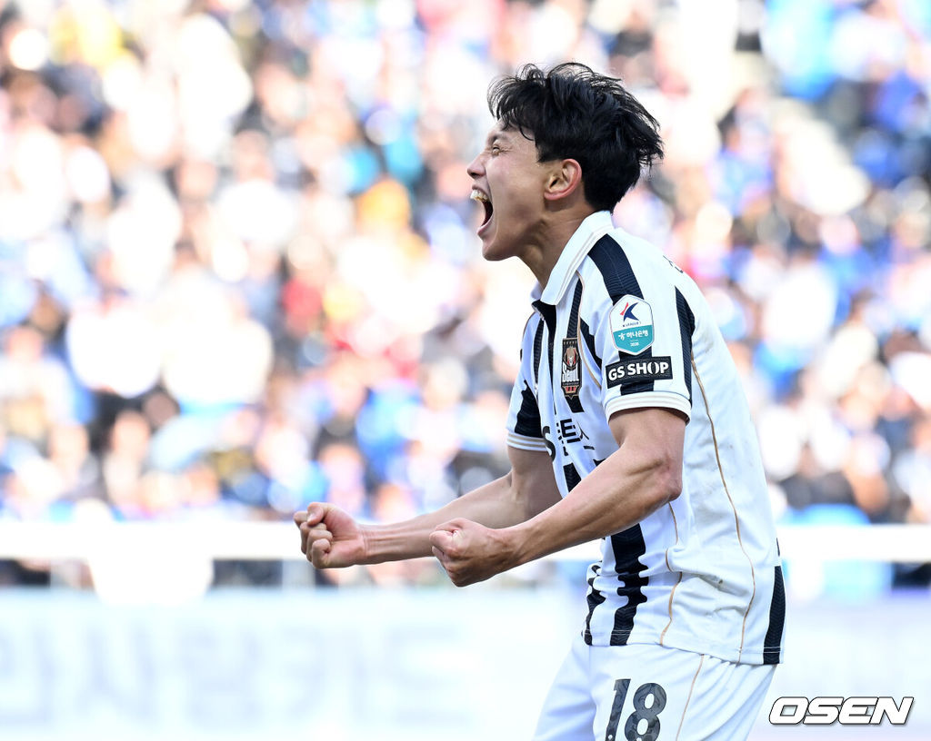 28일 오후 인천축구전용경기장에서 '하나은행 K리그1 2026' 인천유나이티드와 FC서울의 경기가 열렸다.이번 시즌 리그 공식 개막전인 이번 맞대결은 예매 시작과 동시에 매진을 앞두며 팬들의 폭발적인 관심을 증명했다.후반 FC서울 조영욱 팀의 두 번째 골을 성공시키고 환호하고 있다. 2026.02.28 /sunday@osen.co.kr