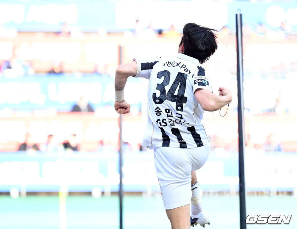 28일 오후 인천축구전용경기장에서 '하나은행 K리그1 2026' 인천유나이티드와 FC서울의 경기가 열렸다.이번 시즌 리그 공식 개막전인 이번 맞대결은 예매 시작과 동시에 매진을 앞두며 팬들의 폭발적인 관심을 증명했다.후반 FC서울 송민규가 선제골을 성공시키고 환호하고 있다. 2026.02.28 /sunday@osen.co.kr