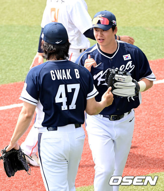 [OSEN=오키나와(일본), 최규한 기자] 2026 WBC(월드베이스볼클래식)를 준비하는 대한민국 야구 대표팀이 23일 일본 오키나와 가데나 야구장에서 프로야구 한화 이글스와 연습경기를 펼쳤다. 야구 대표팀은 오키나와에서 국내 팀들과 6차례 연습경기를 치르며 전력을 끌어올릴 예정이다.대표팀 선발 곽빈이 1회말을 삼자범퇴로 이끈 뒤 더그아웃으로 향하며 노시환과 인사를 나누고 있다. 2026.02.23 / dreamer@osen.co.kr
