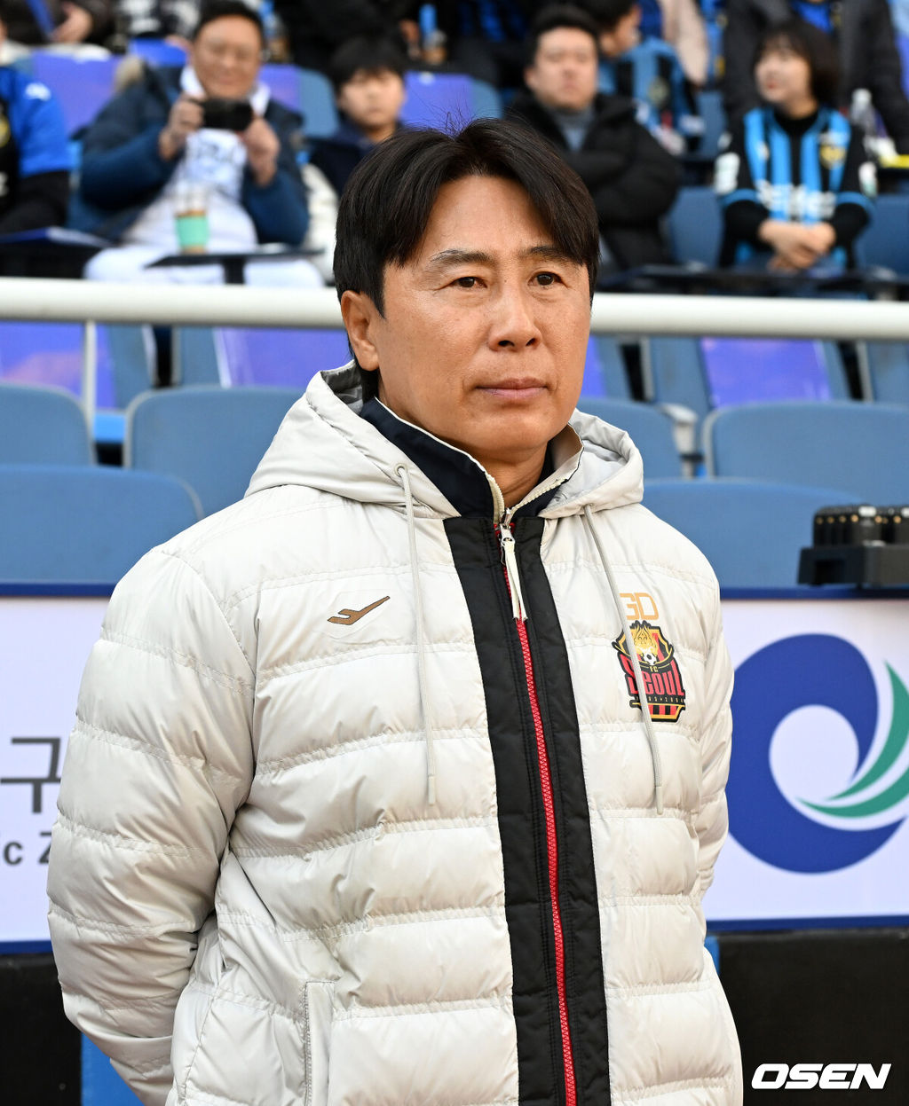 28일 오후 인천축구전용경기장에서 '하나은행 K리그1 2026' 인천유나이티드와 FC서울의 경기가 열렸다.이번 시즌 리그 공식 개막전인 이번 맞대결은 예매 시작과 동시에 매진을 앞두며 팬들의 폭발적인 관심을 증명했다.경기에 앞서 FC서울 김기동 감독이 그라운드를 바라보고 있다. 2026.02.28 /sunday@osen.co.kr