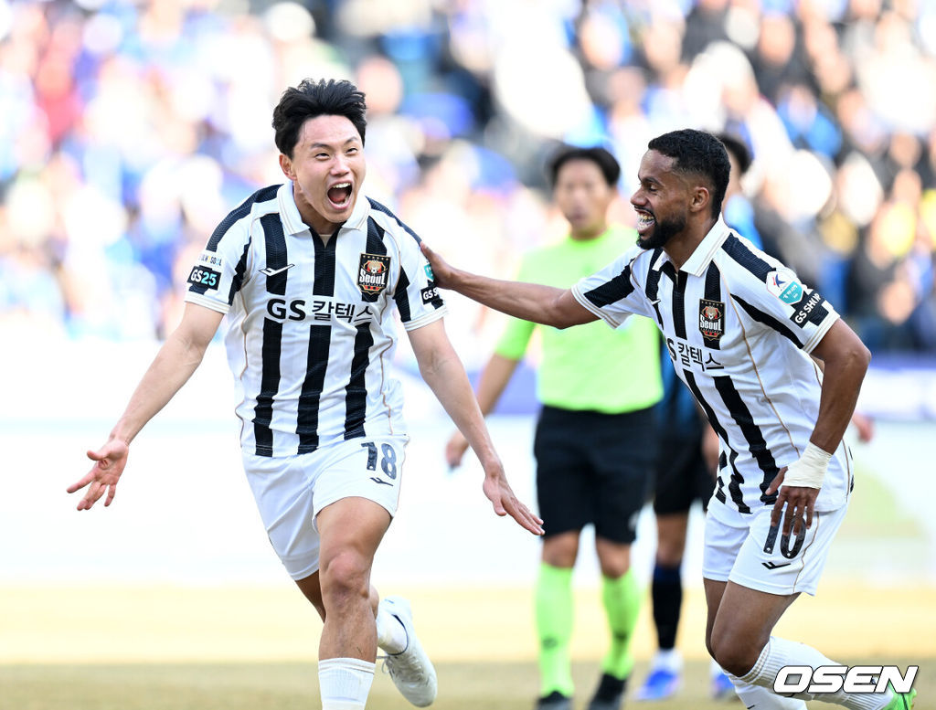 28일 오후 인천축구전용경기장에서 '하나은행 K리그1 2026' 인천유나이티드와 FC서울의 경기가 열렸다.이번 시즌 리그 공식 개막전인 이번 맞대결은 예매 시작과 동시에 매진을 앞두며 팬들의 폭발적인 관심을 증명했다.후반 FC서울 조영욱 팀의 두 번째 골을 성공시키고 환호하고 있다. 2026.02.28 /sunday@osen.co.kr