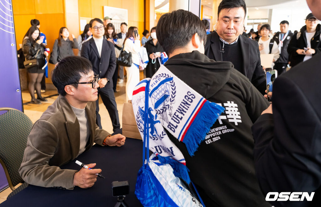 25일 서울 서대문구 스위스그랜드 호텔 컨벤션센터에서 하나은행 K리그 2026 개막 미디어데이(2부 K리그2)가 진행됐다.프로축구 K리그 29개 구단이 새 시즌 개막을 앞두고 저마다 당찬 출사표를 던졌다. 수원 삼성 이정효 감독이 팬들에게 사인을 해주고 있다. 2026.02.25 / soul1014@osen.co.kr