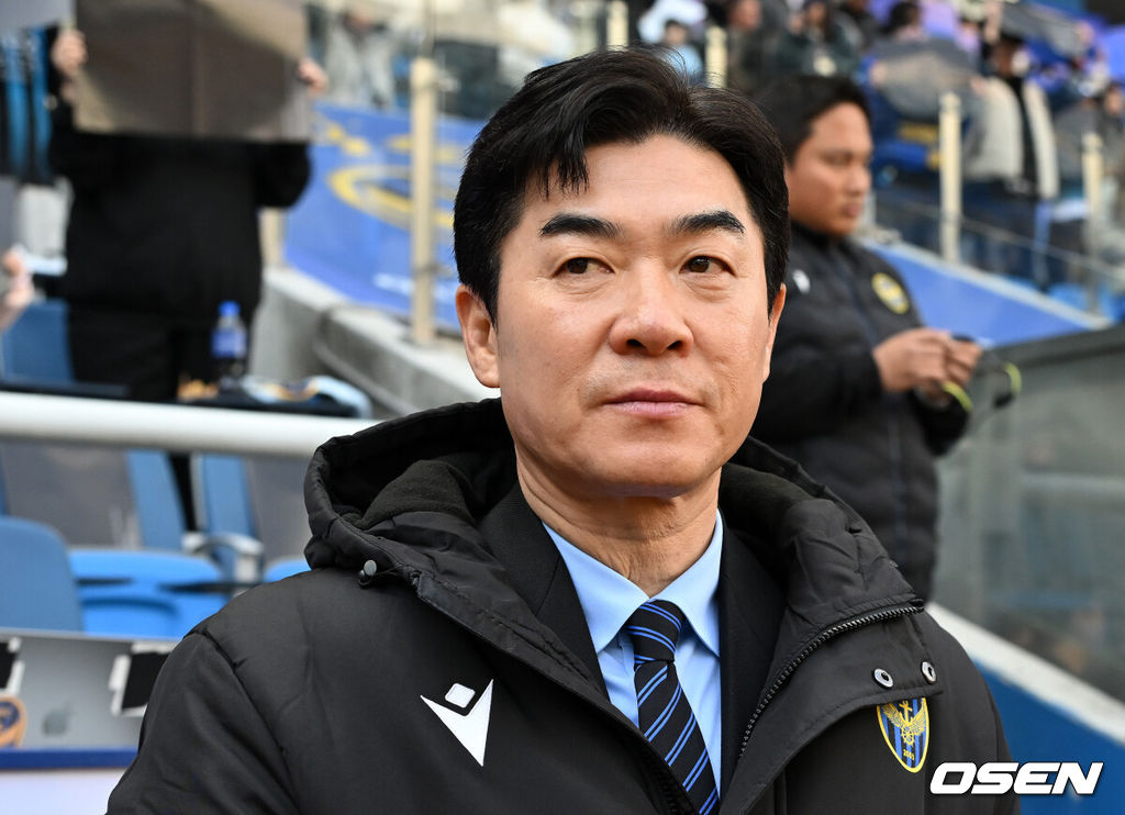 28일 오후 인천축구전용경기장에서 '하나은행 K리그1 2026' 인천유나이티드와 FC서울의 경기가 열렸다.이번 시즌 리그 공식 개막전인 이번 맞대결은 예매 시작과 동시에 매진을 앞두며 팬들의 폭발적인 관심을 증명했다.경기에 앞서 인천 유나이티드 윤정환 감독이 그라운드를 바라보고 있다. 2026.02.28 /sunday@osen.co.kr