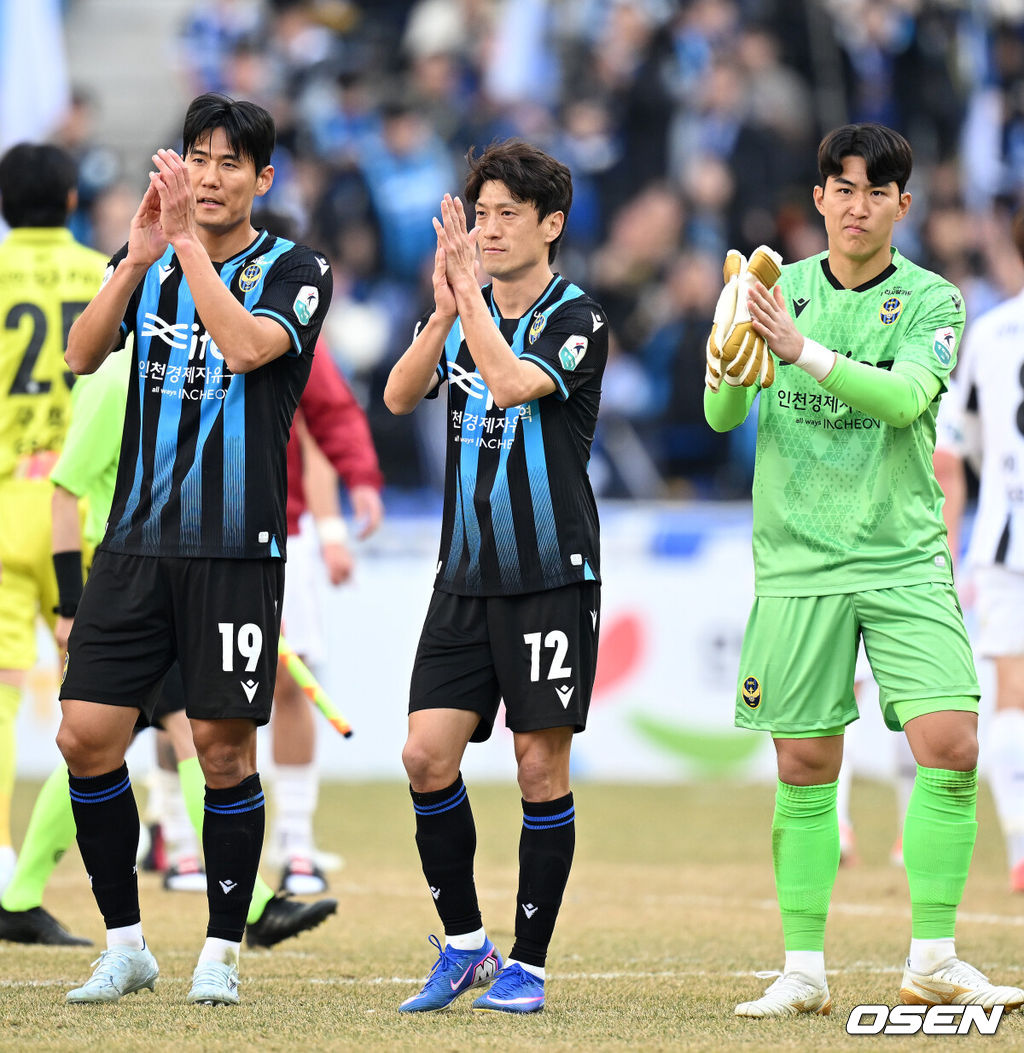 새 얼굴과 기존 자원이 함께 터졌다. FC서울이 개막전 경인더비에서 웃었다.FC서울은 28일 인천축구전용경기장에서 열린 2026 하나은행 K리그1 1라운드에서 인천 유나이티드를 2-1로 제압했다. 부담이 큰 시즌 첫 경기, 그것도 원정 더비 매치에서 승점 3점을 챙겼다.경기 종료 후 인천 유나이티드 이청용이 팬들에게 인사를 하고 있다. 2026.02.28 /sunday@osen.co.kr