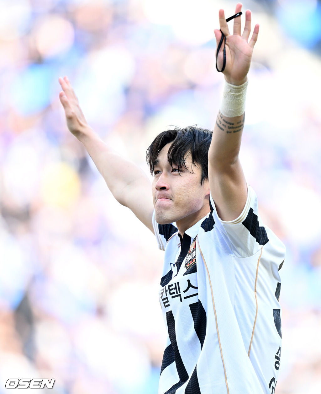 새 얼굴과 기존 자원이 함께 터졌다. FC서울이 개막전 경인더비에서 웃었다.FC서울은 28일 인천축구전용경기장에서 열린 2026 하나은행 K리그1 1라운드에서 인천 유나이티드를 2-1로 제압했다. 부담이 큰 시즌 첫 경기, 그것도 원정 더비 매치에서 승점 3점을 챙겼다.전반 FC서울 송민규가 선제골을 성공시키고 환호하고 있다. 2026.02.28 /sunday@osen.co.kr