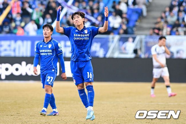 [OSEN=수원, 조은정 기자]28일 오후 수원월드컵경기장에서 '하나은행 K리그1 2026' 수원 삼성과 서울 이랜드의 경기가 열렸다.‘명장’ 이정효 감독 영입으로 화제를 모은 수원은 승격 라이벌이자 천적으로 꼽히는 서울 이랜드를 상대로 시즌의 닻을 올렸다. 이랜드는 수원전 5승 1패로 압도적인 우위를 점하고 있다.전반 수원 삼성 박현빈이 동점골을 넣은 뒤 함성을 유도하고 있다. 2026.02.28 /cej@osen.co.kr