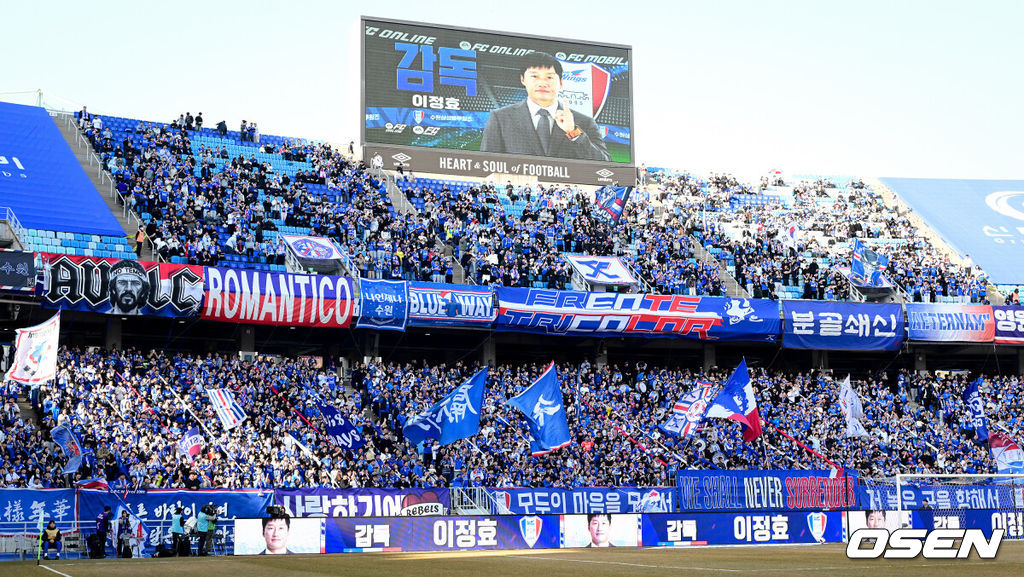 28일 오후 수원월드컵경기장에서 '하나은행 K리그1 2026' 수원 삼성과 서울 이랜드의 경기가 열렸다.‘명장’ 이정효 감독 영입으로 화제를 모은 수원은 승격 라이벌이자 천적으로 꼽히는 서울 이랜드를 상대로 시즌의 닻을 올렸다. 이랜드는 수원전 5승 1패로 압도적인 우위를 점하고 있다.경기 전 수원 삼성의 새 사령탑 이정효 감독이 소개되자 관중들이 환호하고 있다.  2026.02.28 /cej@osen.co.kr