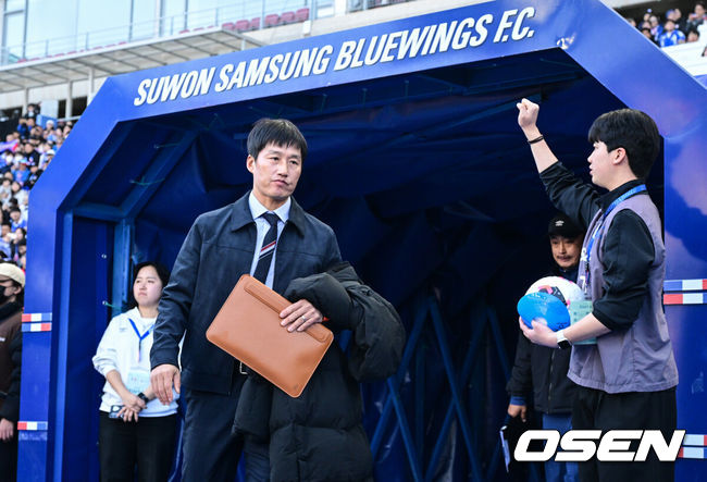 [OSEN=수원, 조은정 기자]28일 오후 수원월드컵경기장에서 '하나은행 K리그1 2026' 수원 삼성과 서울 이랜드의 경기가 열렸다.‘명장’ 이정효 감독 영입으로 화제를 모은 수원은 승격 라이벌이자 천적으로 꼽히는 서울 이랜드를 상대로 시즌의 닻을 올렸다. 이랜드는 수원전 5승 1패로 압도적인 우위를 점하고 있다.수원 삼성 이정효 감독이 경기장을 들어서고 있다. 2026.02.28 /cej@osen.co.kr