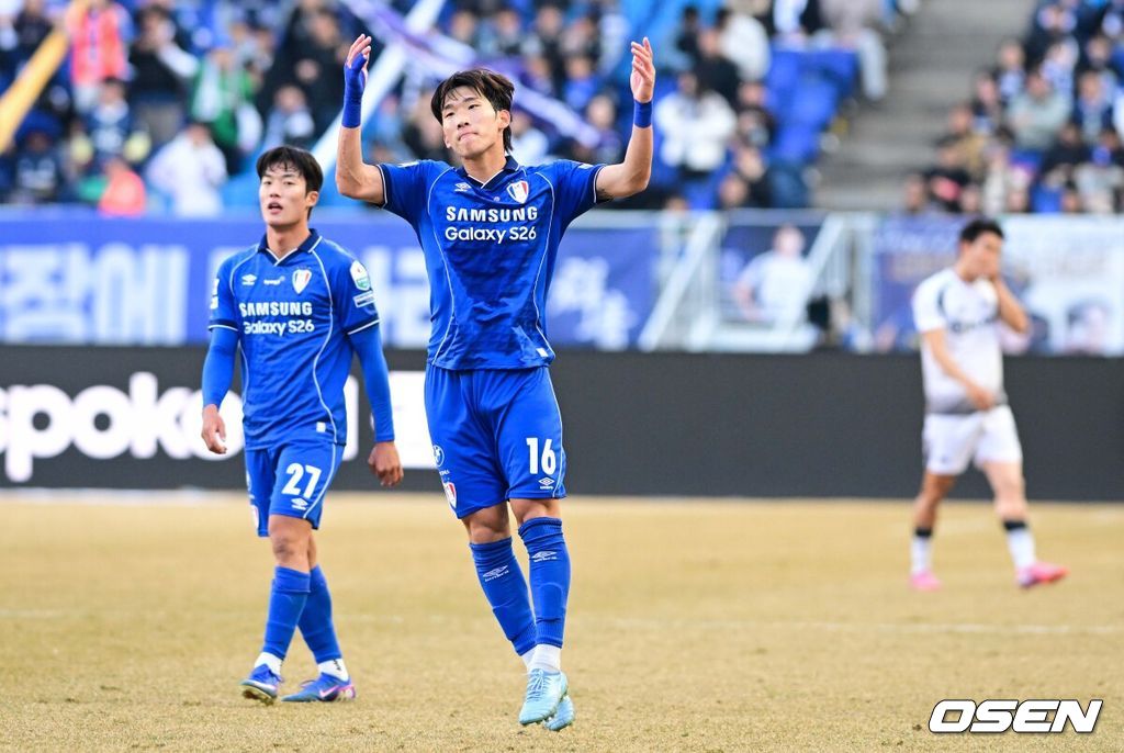 28일 오후 수원월드컵경기장에서 '하나은행 K리그1 2026' 수원 삼성과 서울 이랜드의 경기가 열렸다.‘명장’ 이정효 감독 영입으로 화제를 모은 수원은 승격 라이벌이자 천적으로 꼽히는 서울 이랜드를 상대로 시즌의 닻을 올렸다. 이랜드는 수원전 5승 1패로 압도적인 우위를 점하고 있다.전반 수원 삼성 박현빈이 동점골을 넣은 뒤 함성을 유도하고 있다. 2026.02.28 /cej@osen.co.kr