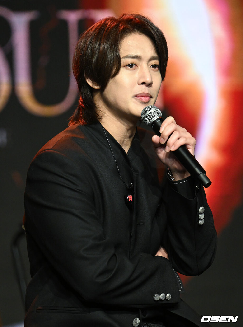 27일 오후 서울 강남구 일지아트홀에서 가수 김현중의 세 번째 정규 앨범 ‘MY SUN‘ 발매 기념 쇼케이스가 열렸다. 이번 앨범 ‘MY SUN’은 세계 최초로 달에 도착해 달의 뒷면을 마주한 최초의 인간인 마이클 콜린스의 생을 모티브로 그가 지구에 귀환해 느꼈을 소중한 것들에 관한 이야기를 김현중의 통찰과 상상력을 더해 담아냈다.가수 김현중이 취재진의 질문에 대답하고 있다. 2023.02.27 /ksl0919@osen.co.kr